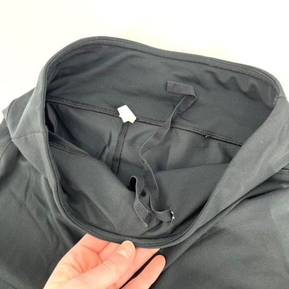 Under Armour Running Capris Small
Reflective mesh womens crop - Picture 5 of 15